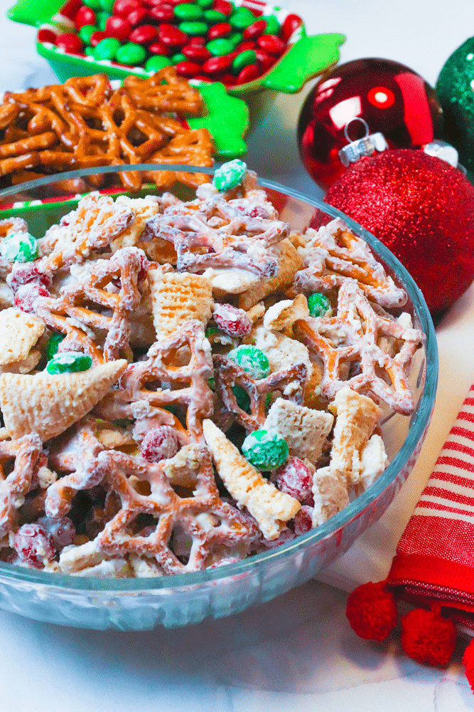 क्रिसमस स्नैक मिक्स चावल अनाज, प्रेट्ज़ेल, मकई स्नैक्स और एम एंड एम का एक उत्सव मिश्रण है जो एक मीठी वेनिला छाल से ढका हुआ है। बनाने में आसान यह ट्रीट निश्चित रूप से क्रिसमस को और अधिक मीठा बना देगी।