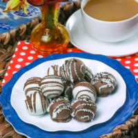 No bake Oreo Truffle Balls are a great tread for any holiday, special occasion or as a treat during the week. Made with oreo cookies, cream cheese then dipped into chocolate and sprinkled with crushed cookies!