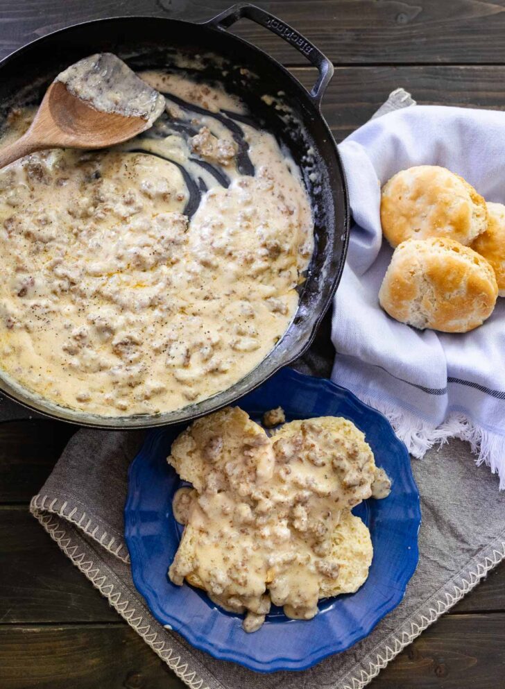 Naminis dešrų padažas, patiekiamas ant karštų sausainių, yra danguje pagaminti pusryčiai. Šis klasikinis receptas, pagamintas tik iš 3 ingredientų, yra skanus, sotus ir sena tradicija.