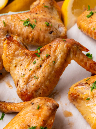 Chicken wings on a wire rack with a foil lined baking sheet.