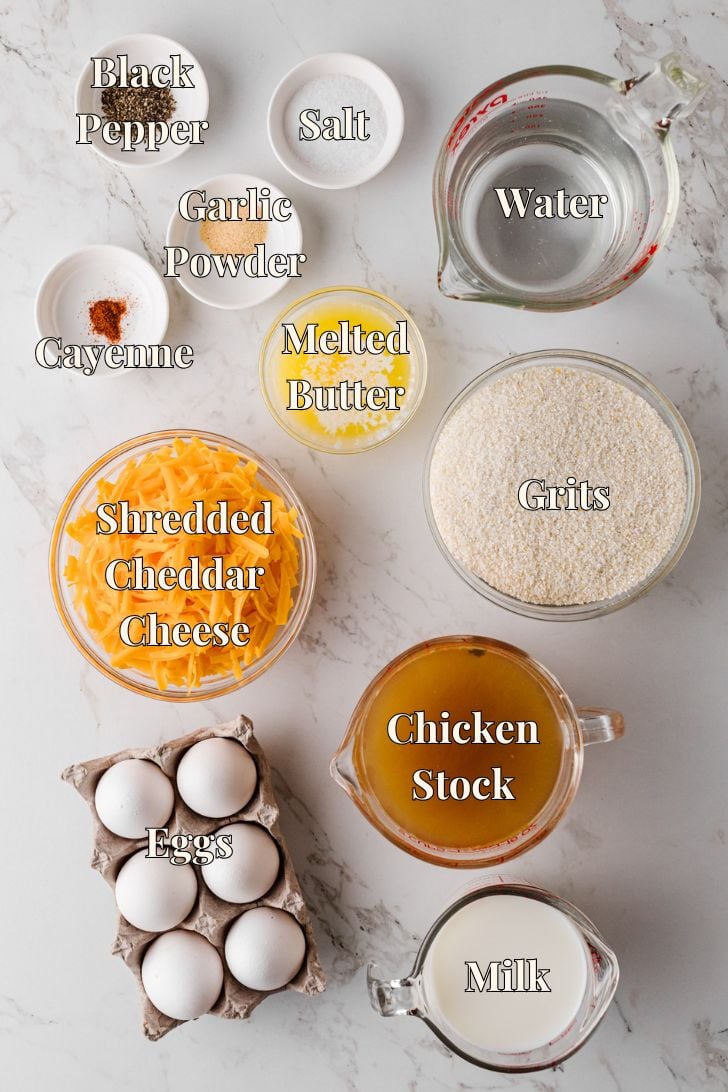 बेक्ड पनीर ग्रिट्स के लिए सामग्री एक काउंटर पर रखी गई है, जिसमें एक आसान दक्षिणी पुलाव के लिए ग्रिट्स, अंडे, पनीर, दूध और मक्खन शामिल हैं।