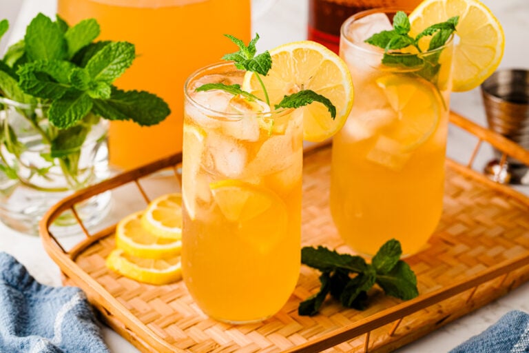 Bourbon Arnold Palmer cocktails with lemon slices and fresh mint